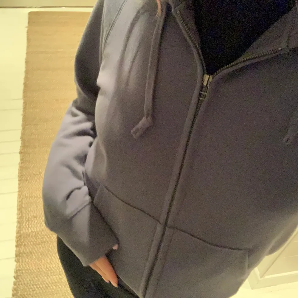 Blå-grå zip-up hoodie från uniqlo, stl M💕. Tröjor & Koftor.