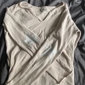 Hunkydory tröja - Säljer min jättefina hunkydory tröja med stjärnor på armbågarna⭐️ Den påminner om Zadig tröjorna. 