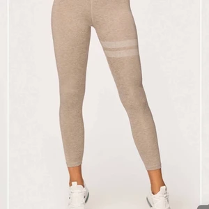 Beigea Stronges Tights - Säljer mina sjukt snygga och sköna tajts från STRONGER!! NYPRIS: 700kr!! Endast använda ett fåtal gånger då de nu är för små för mig då jag växer en del! Storlek:XS Kontakta för mer information (pris kan diskuteras)❣️