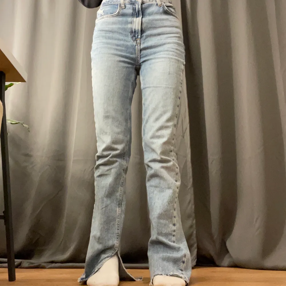 Zara jeans med slits storlek 36🖤 Nyskick. 150kr + frakt!. Jeans & Byxor.