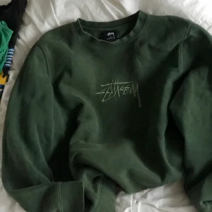 Grön Stüssy sweatshirt - Säljer min fina mörkgröna sweatshirt från Stüssy. Älskar passformen. Köparen står för ev frakt💚   ❤️BUDGIVNING I KOMMENTARERNA OM MÅNGA ÄR INTRESSERADE❤️ högsta bud: 400kr