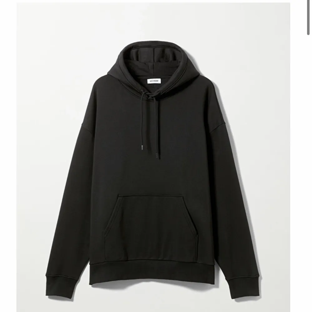 Hoodie från weekday har 2 st i svart o 2 st o vit! Använda fåtal gånger, super skick! Köpta för 350kr styck, köpt för 150kr styck! ❤️❤️. Hoodies.