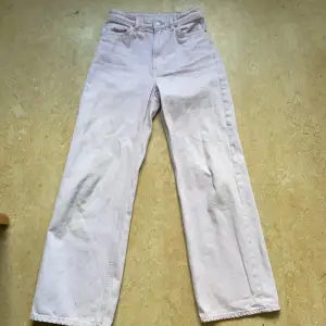 Jag säljer dessa pastell lila jeans från monki, det står inte storleken men skulle gissa xs eller s ;)