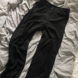 Randiga svarta kostymbyxor - Svarta midwaisted kostymbyxor med randigt mönster! Verkligen svinsnygga men tyvärr för små för mig :( står att de är i storlek 40 men skulle mer säga 36/38