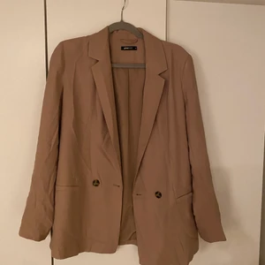 Härlig brun/beige kavaj! - En fin brun/beige kavaj som passar fint som såväl en liten tunnare jacka som en kavaj! Använd fåtal gånger. I stl 38, men funkar bra som lite oversized. Den är i gott skick 🤍