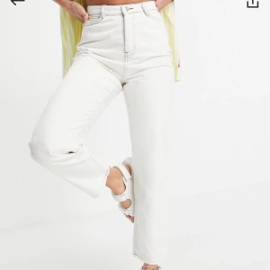 Jeans  - Helt nya jeans ifrån ASOS! Passade tyvärr inte mig därför säljer jag dem!🧡 Storlek 26/34, 180 kronor + frakt🧡