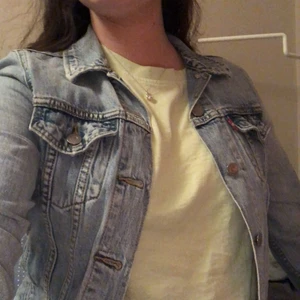 Levis jeans jacka - Säljer pga alldeles för liten för mig. Kostade ca 1000kr som ny🥰