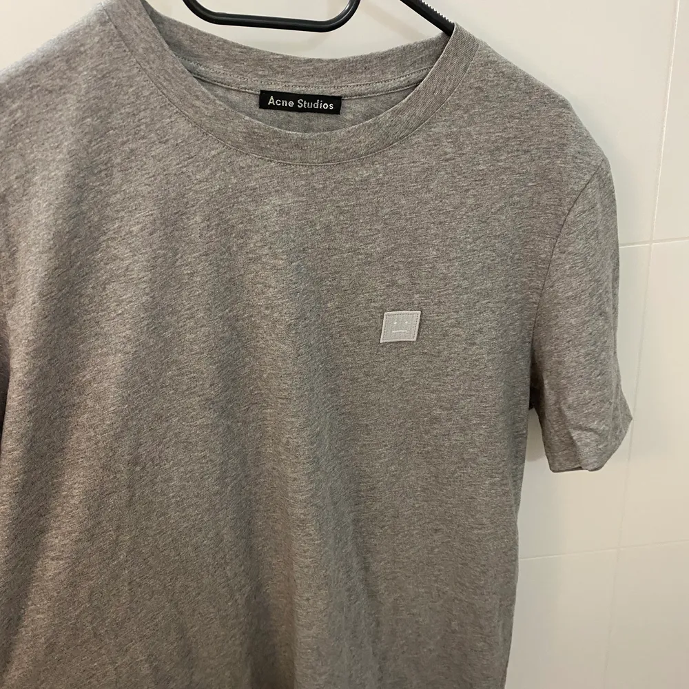 En snygg grå Acne t-shirt. Köpt på Nk i Stockholm för 1100kr. Använd ett fåtal gånger.. T-shirts.