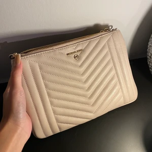 Michael Kors clutch  - Liten beige väska från Michael kors, aldrig använd 