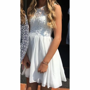 Klänning - student, konfirmation ex.  - Säljer min klänning, använd vid ett tillfälle men sedan bara hängt i garderoben för jag alltid tyckt den varit så himla fin men aldrig kommit till användning igen då den är för liten. Stl XS och passar XS perfekt. Säljes billigt pga en pytte liten maska som gått upp vid dragkedjan. INGET som syns eller påverkar! 