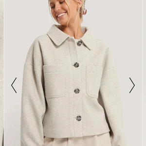 Jätte fin trendig grå jacka - Säljer denna underbart fina jacka som är aldrig använd. Ligger fortfarande i förpackningen då jag råkade köpa två. Den e väldigt populär och fin! Eftersom aldrig använd så buda från 600kr💞💞