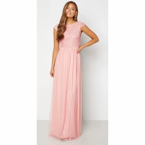 Balklänning  - Säljer min balklänning i färgen light pink. Använd under balen, men är som i nyskick. Stl S/36 och sitter perfekt på mig som i vanliga fall bär S/36. Jag är 165cm lång. Inköpt för 799kr och säljes nu för 400kr + eventuell frakt. 