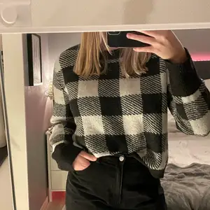 Jättemysig och fin stickad tröja från H&M i storlek M😍😍 Modellen är lite oversized så funkar för S-L beroende på hur man vill att passformen ska va. Betalning sker via Swish✨