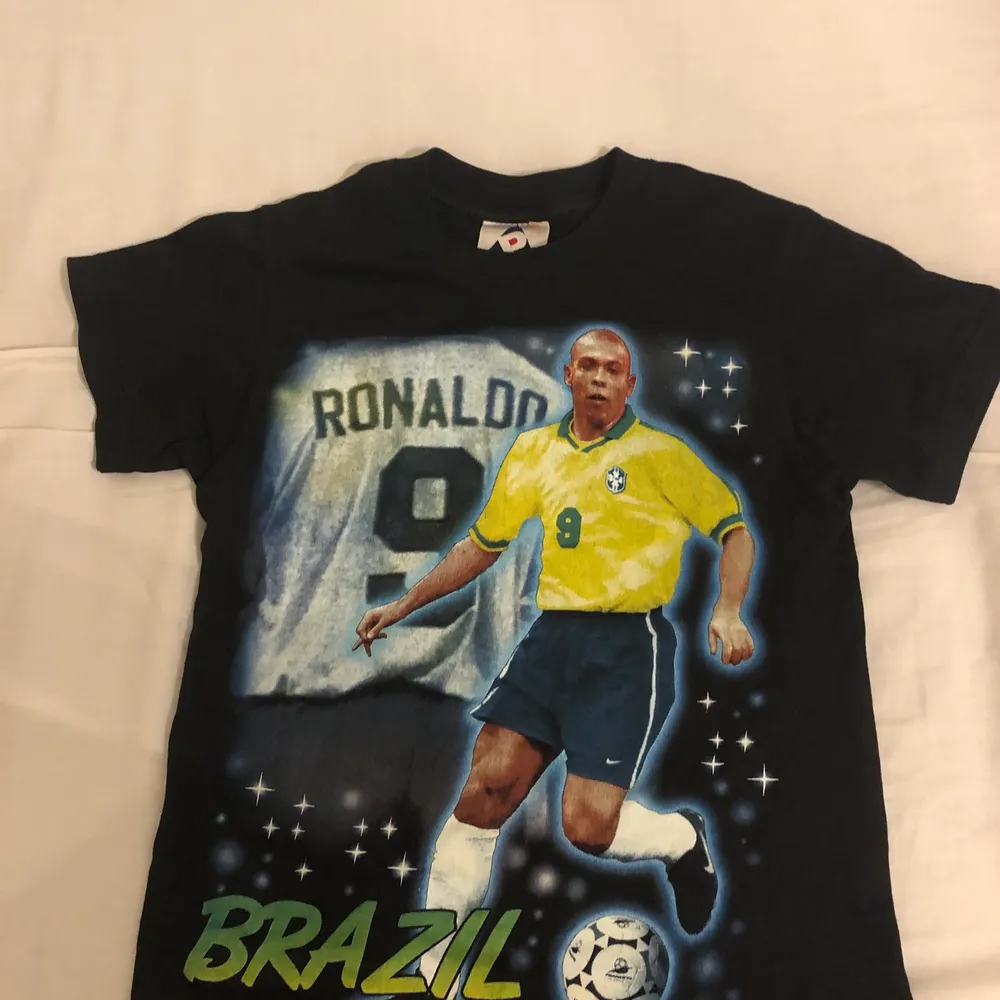 ❗️GARDEROBSRENSNING❗️ skitcool Ronaldo tröja. Tyvär används den knappt längre så jag ska sälja den. Den passar s och xs.. T-shirts.