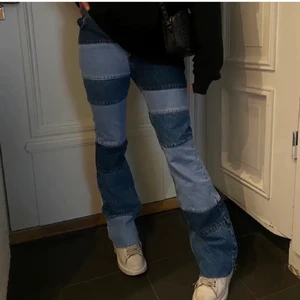 Sjukt unika jeans, randiga - Så häftiga jeans köpta här på plick, tjejen innan köpte dem i London för 700kr. Storlek 24/25, alltså typ XS/S. Midjemått 70cm. Säljer pga har för många jeans😊 Skriv för mer bilder!!💗 (första  bilden är lånad)