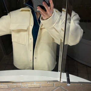 🤍🤍 vit jacka!! - säljer denna superfina jacka för endast 150 kr + frakt!! storleken är xs & den är jättefin i passform 💌 