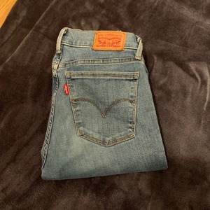 Levis sup mer skinny jwans - Ett par jeans ifrån Levis som är i stretch, lågmidjade och är super skinny (super tighta) HALVA PRISET PÅ FRAKTEN 