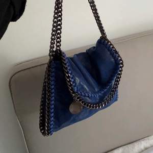 Intressekoll på min jättefina blå-skimriga väska som liknar Stella Mccartney💙 Kom med bud privat eller i kommentarerna om du vill köpa! Säljer vid bra bud💘 har bud på 400! KÖP DIREKT FÖR 500+frakt!!!!!!!!