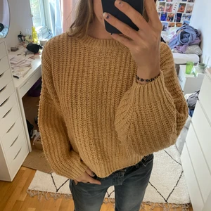 Stickad tröja  - Så fin stickad beige tröja från Even & Odd. Jättemysig och fint skick, lite nopprig därav priset💜💜 Bara att höra av sig vid funderingar 💕💕 (står ingen strl i tröjan men sitter passar xs-m 😃