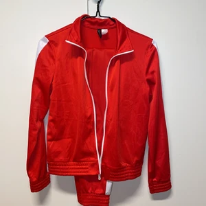 Set tröja och byxor! - Set tröja och byxor i storlek S i bra skick! Skriv om du vill ha fler bilder😃