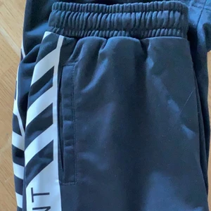  Äkta  Prominent joggers - Prominent original byxor i skönt material, använda vid 1-2 tillfällen men kommer tyvärr inte till användning. De är köpta på JD sports för ca 799kr. De är i storleken Xs men passar allt mellan XS-M.💞