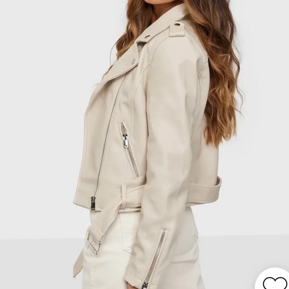 Jätte fin beige skinn jacka ifrån Zara, passar stl L, eller mindre storlek om man vill ha den oversized💞 nypris är 600 och har bara använt den 1 gång. Jackor.