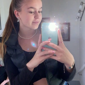 Väst - säljer denna super snygga västen då jag redan har en massa västar! Den är i mycket bra skick! 🥰 