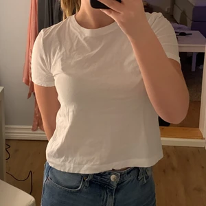 T-shirt - Superfin och skön basic t-shirt från zara. Köpte i fel storlek så därför säljer jag, den är knappt använd💗