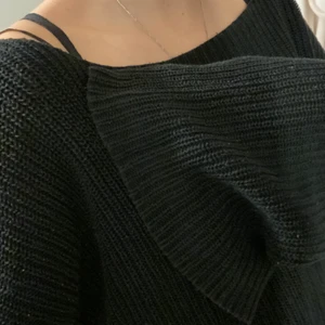 Svart stickad tröja  - Stickad tröja från NAKD med ballongärmar. Går att ha offshoulder