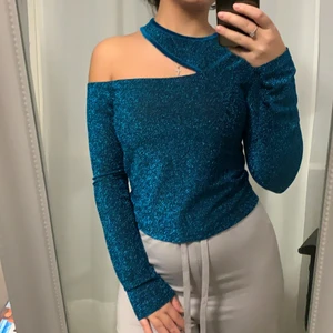 Festlig tröja strl XS/32 - Denna festliga tröjan köptes i år på hemsidan shein. Storleken är 38 men sitter som en 34 men är lite lös vid midjan💕💕