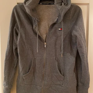 Tommy Hilfiger hoodiejacka - Nästan ny hoodie jacka från Tommy Hilfiger