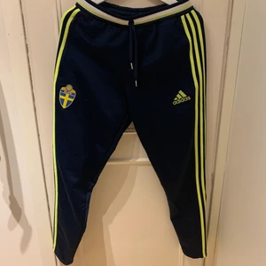 Adidas Sverige byxor - Sverigebyxor från adidas i bra skick. Storlek S
