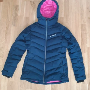Everestjacka storlek 38 - Everst vinterjacka storlek 38, använd ett fåtal gånger, säljer då den är för stor för mig.