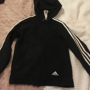 Adidas huvtröja med dragkedja - Huvtröja med deagkedja från Adidas i strl 152. Passar troligen lite större än så.