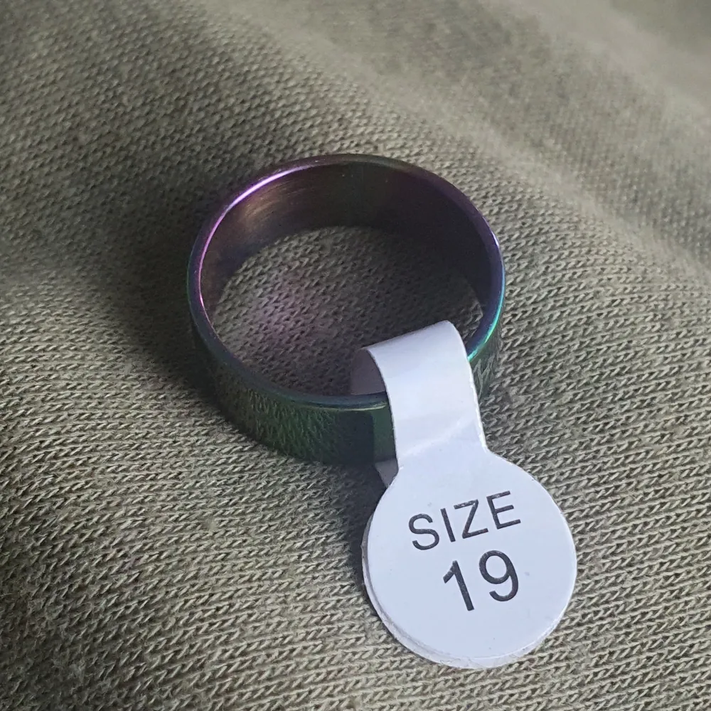 Rainbow Chrome ringa av rostfritt stål. Färgar inte av sig. Inre diameter på 16mm. Accessoarer.