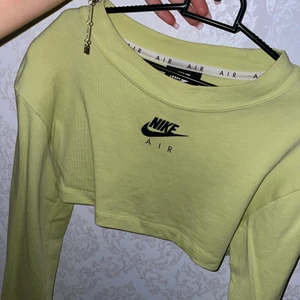 Croppad Nike tröja - Neon grön croppad tröja från Nike, bara använt ett fåtal gånger! Köpt för 429:)