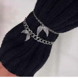 Egen designade armband i rostfrittstål - Säljer dessa armband i två olika modeller, ”Gloria” 129kr eller small ”Gloria” 99kr. Vi designar och tillverkar dem själva och är därför en beställningsvara så skriv i meddelanden för att beställa. Eller på @fallenangeluf konto🥰