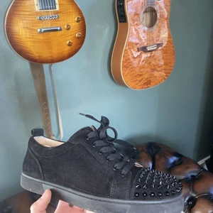 Christian louboutin - Sælger mine Christian louboutin, skoen er str 40,5 En rigtig lækker sko til en god pris, hvis du alligevel ville have købt dem for ny.  Modellen er ruskind og det står rigtig flot, da de ikke er brugt særlig meget. Der er et par spikes som er faldet af, men der medfølger ekstra, og de kan sagtens laves i butikken i København helt gratis. Alt OG medfølger! 