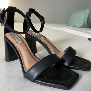 Klackar - Ett par jätte fina klackar från Stradivarus i storlek 36c, tycker dock att de passar 37. Använd i en kväll så super bra skick. Skickas med spårbar frakt för 66kr. Om ni har några frågor tveka inte att höra av er💗