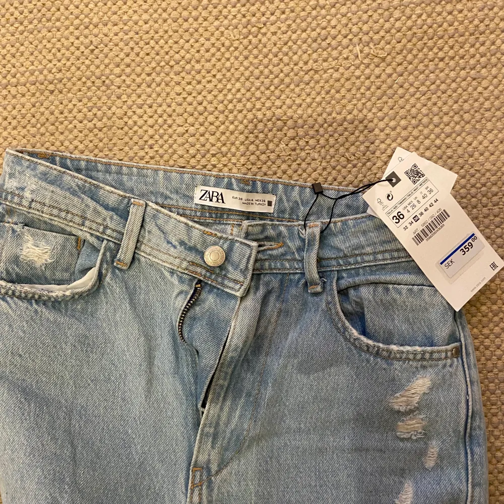 Oanvända jeans från Zara med prislapp, köpte i somras stlk 36. Dom har slitningar nedtill och är lite bagy. Jag kan dessvärre inte ta bild på då dom är för små. Köpta för 359kr, säljer för 100kr +66kr (spårbar frakt).. Jeans & Byxor.