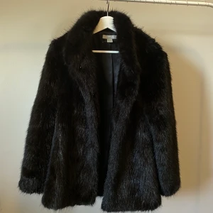 Päls jacka  - Svart pälsjacka i nytt skick från H&M. 