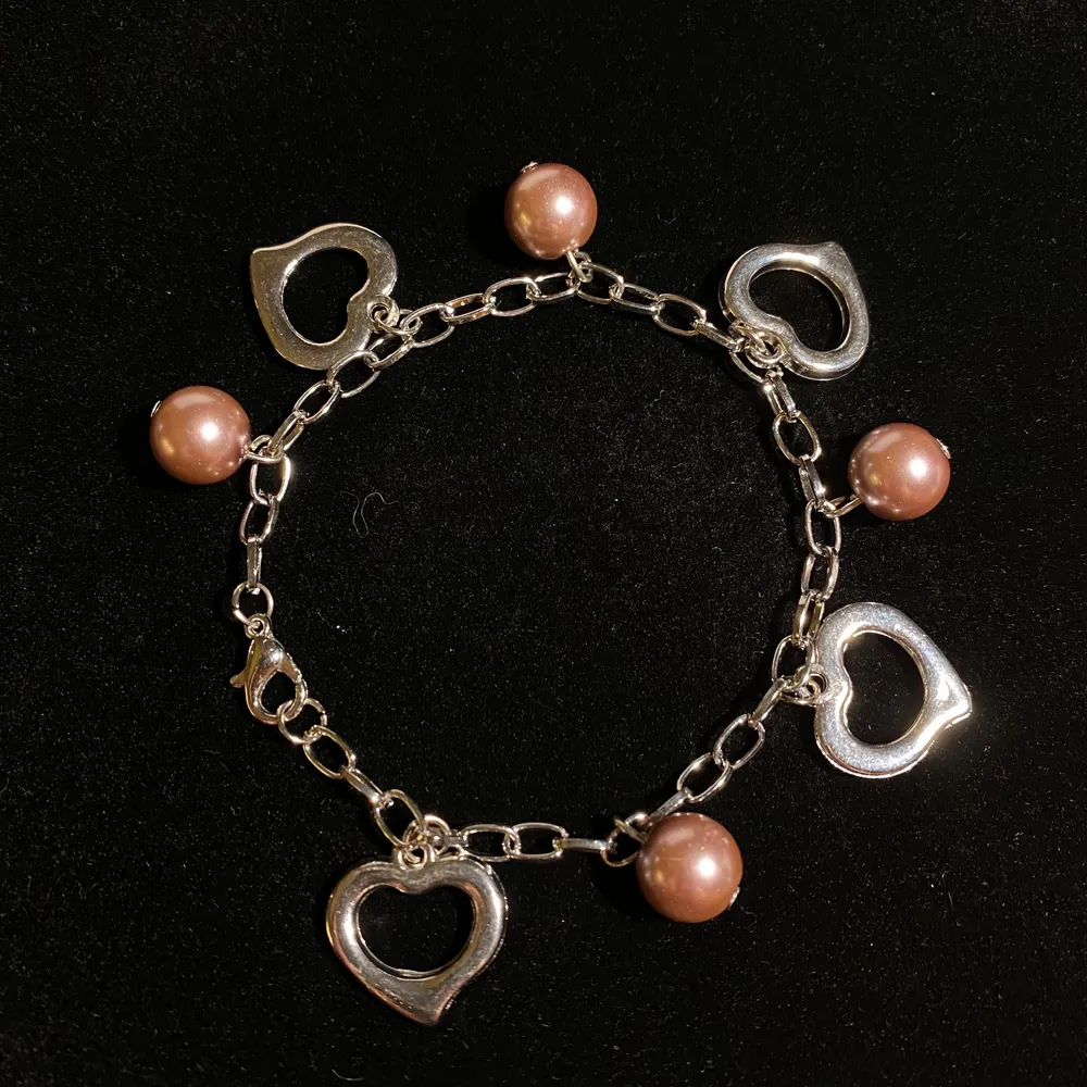 Armband i silver med bruna pärlor och hjärtan🤎 Fri frakt✨. Accessoarer.
