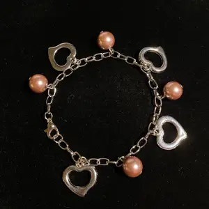 Armband i silver med bruna pärlor och hjärtan🤎 Fri frakt✨