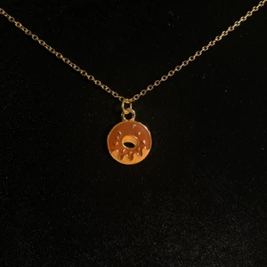 Halsband med donut - Halsband i rostfritt stål. Guldpläterad samt emaljerad berlock🤎 Fri frakt✨