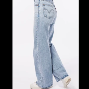 Levis Wide Leg Jeans, 26/34 - BYTE!!!! Söker exakt likadana med 27,28 eller 29 i midja istället för 26. Om någon har ett par och vill ha några jeansen lite tajtare, hit me up!🥳🕺🏼💕
