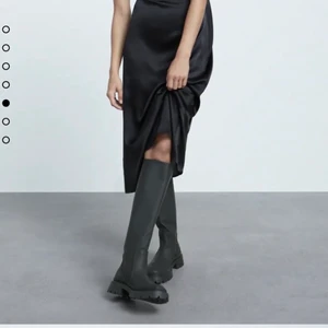 Stövlar - Stövlar från zara i modellen Plana🤍 Använda två gånger men har slitningar vid tårna! Nypris:600 säljer för 250kr + frakt❤️‍🔥