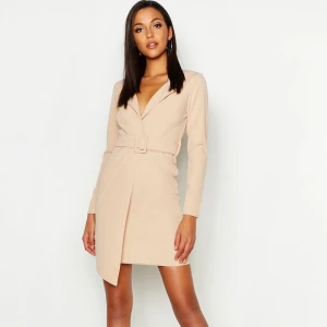 Blazer belted dress i storlek 38 - Stl 38, ny skick, från boohoo 
