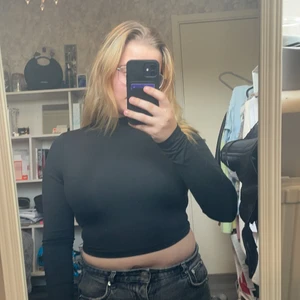 Svart stilren tröja med öppen rygg  - Svart stilren tröja med öppen rygg. Aldrg använd, bara prövad. Köpt för 100kr och säljer för 50kr💕