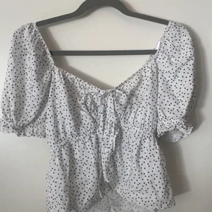 prickig topp💙 - supergullig topp i vitt och svart!!                                                    storlek: 36/S