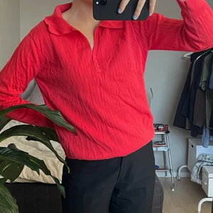 Stickad röd tröja - Så snygg tunn, stickad tröja från märket Cappucini. Köpt second hand och använd vid enstaka tillfälle av mig. Bra skick men tröjan har ett litet hål vid knappen, se sista bilden! Storlek L men liten! Passar mig perfekt som vanligtvis har M men sitter säkert snyggt oversize om man vanligtvis har mindre storlek också. Köparen står för frakt alternativt kan jag mötas upp i Lund.